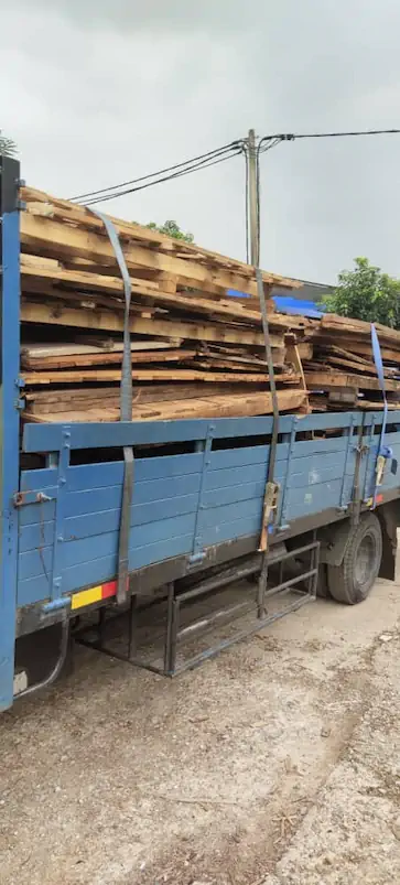 recycled pallet different size on lorry